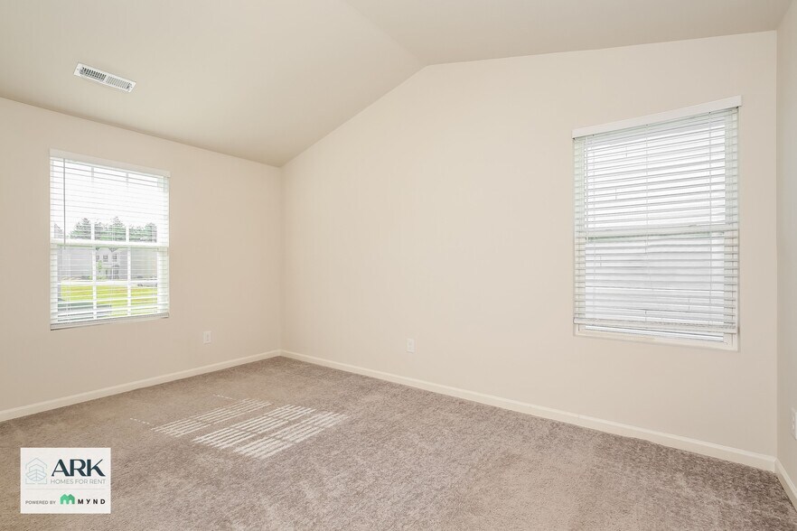 Building Photo - 214 Glenoaks Dr