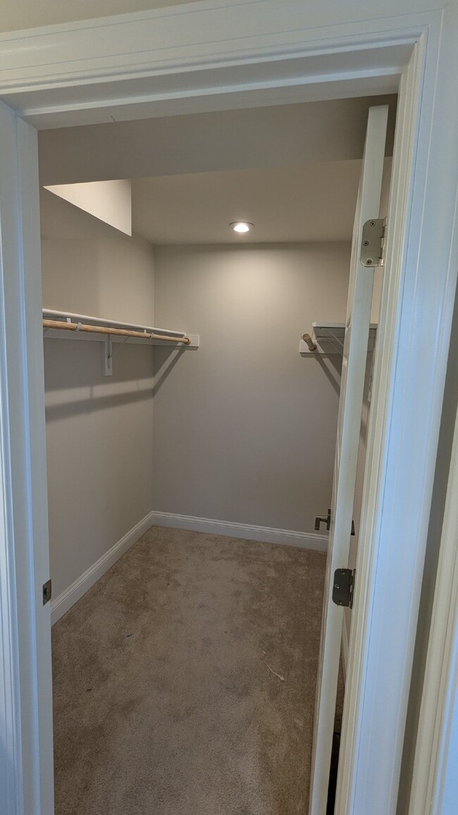 Building Photo - 4 Bed / 3.5 Bath Newly built Townhouse (Av...