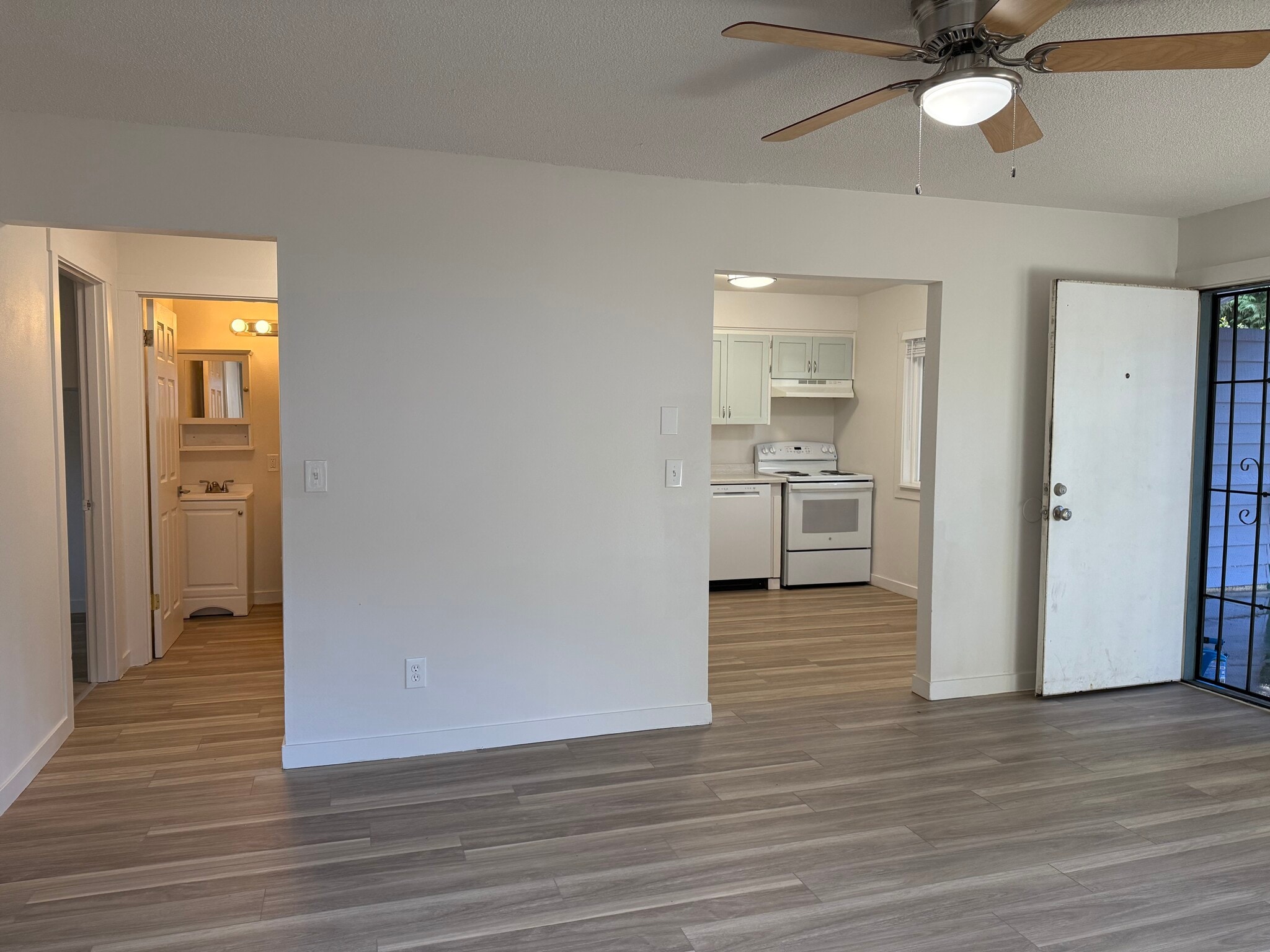 Spacious living room - 2107 Y St