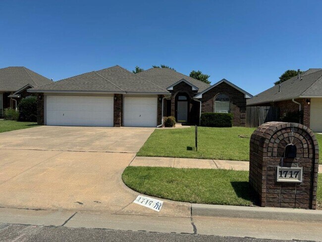 Building Photo - 4 bed, 2 bath ,3 car with storm shelter! B...