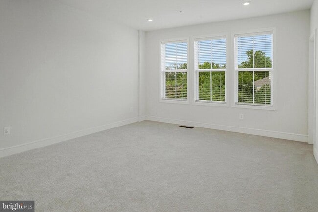 Building Photo - 43288 Farringdon Sq