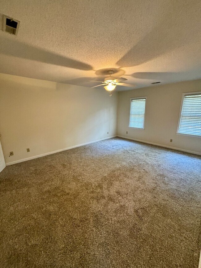 Building Photo - 193 Heather Dr