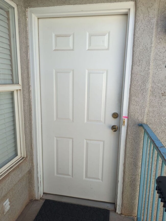 Building Photo - Conveniently Located 3 Bedroom 2 Bathroom Unit!