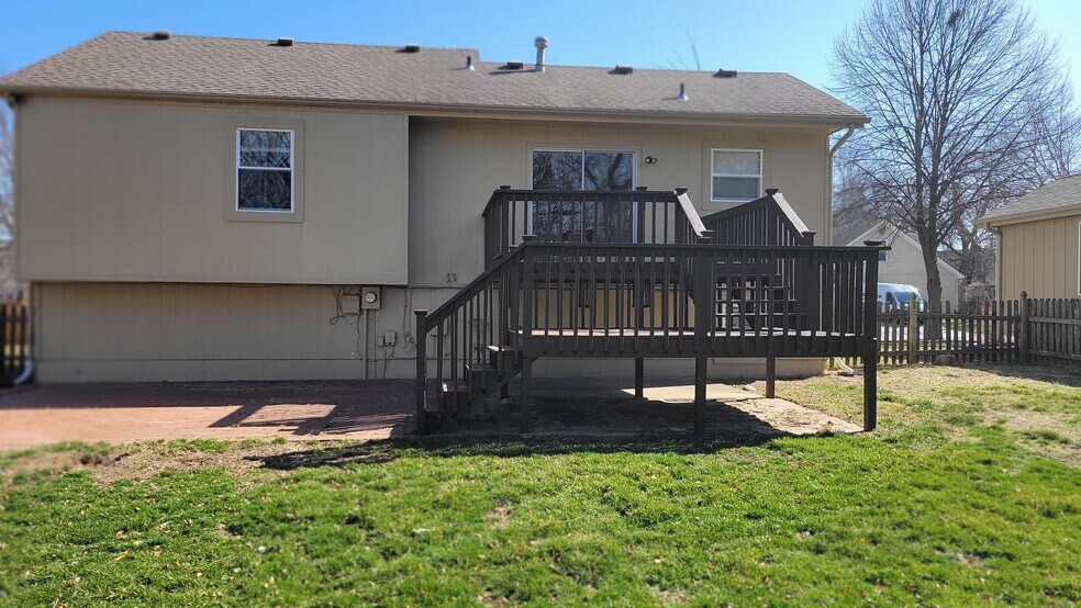 Building Photo - 916 NE Bristol Dr