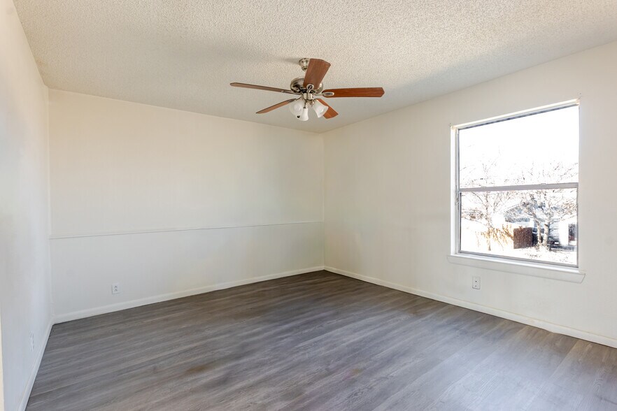 Building Photo - 504 Hilltop Dr