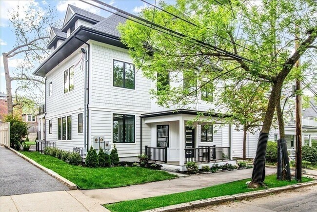Building Photo - 116 Thorndike St