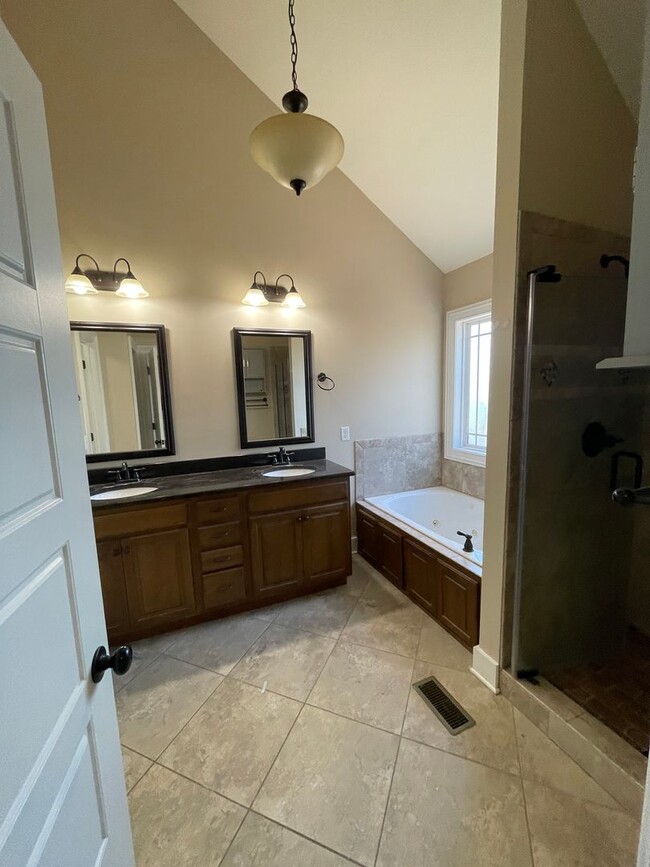 Building Photo - 4 Bedroom and 3 Bathroom Home in a Quiet S...