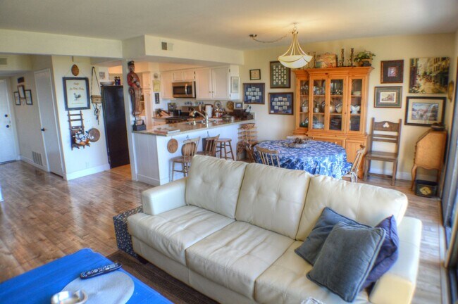 Building Photo - Panoramic ocean view from this 2 bedroom condo up on the hills of San Clemente