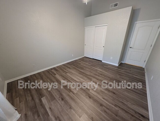 Building Photo - 9213 E Wood Dr