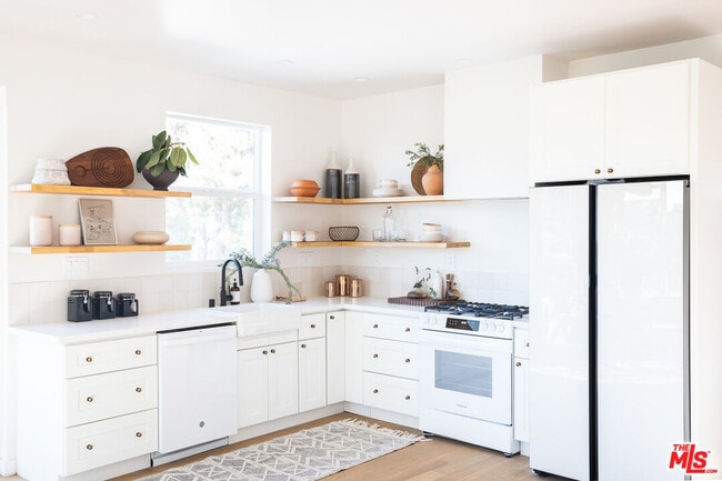 Building Photo - 2210-2214 Echo Park Ave