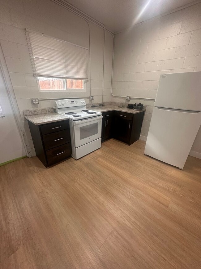 Building Photo - ALL utilities included in this 2 Bedroom 1...