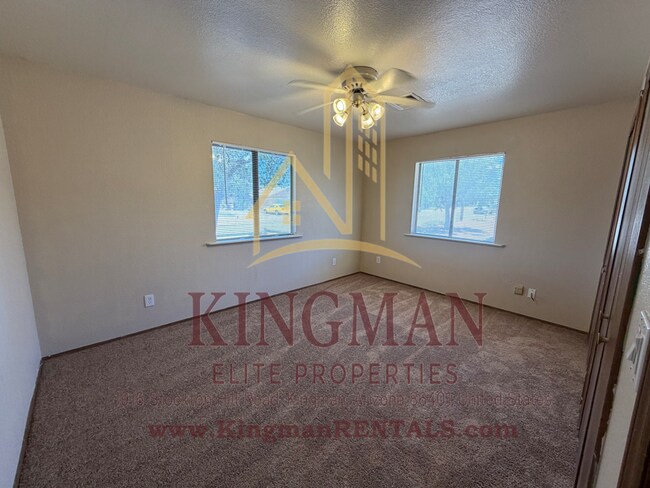 Building Photo - 3 Bedroom / 2 Bath Home with Courtyard Entry, Fireplace & Spacious Backyard