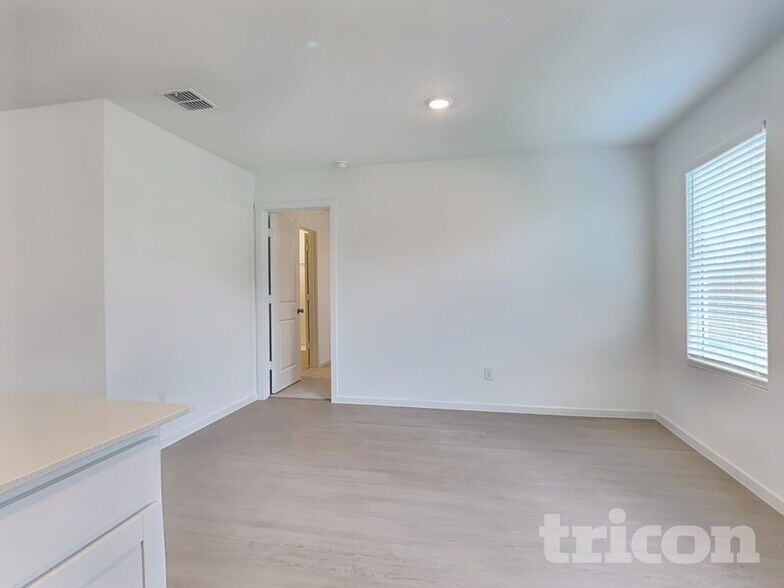 Building Photo - 1620 Parlier St