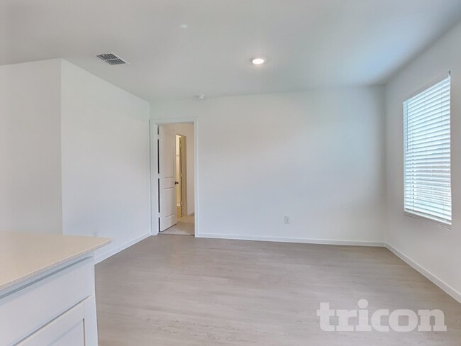 Building Photo - 1620 Parlier St