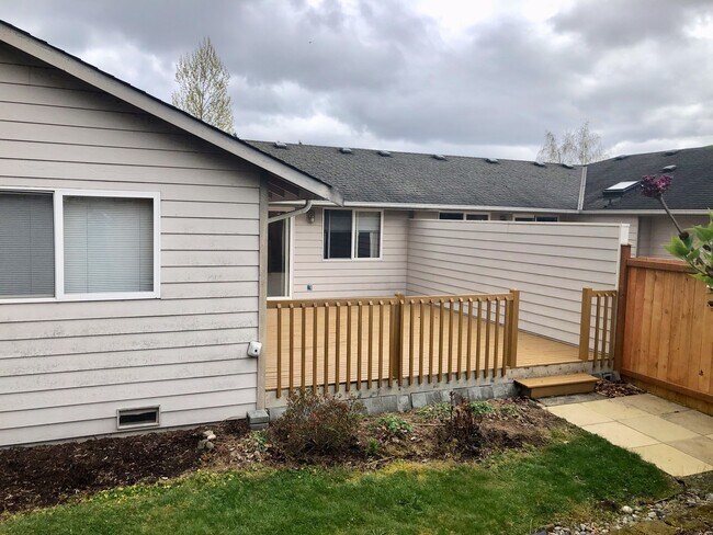 Building Photo - Recently updated Lynnwood Rambler in a quiet cul-de-sac