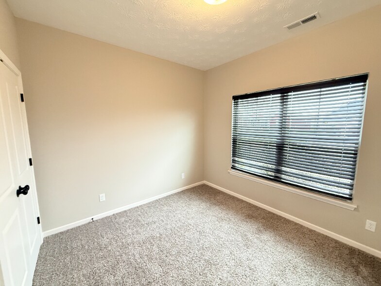 Building Photo - 3921 Bird Song Way