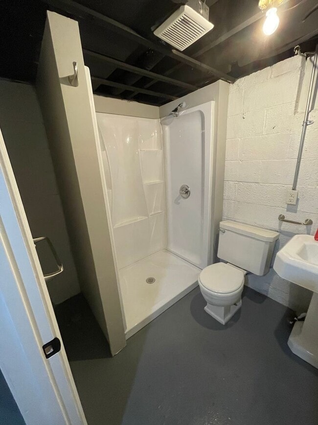 Building Photo - Newly Renovated 4-Bedroom Ranch with Basem...