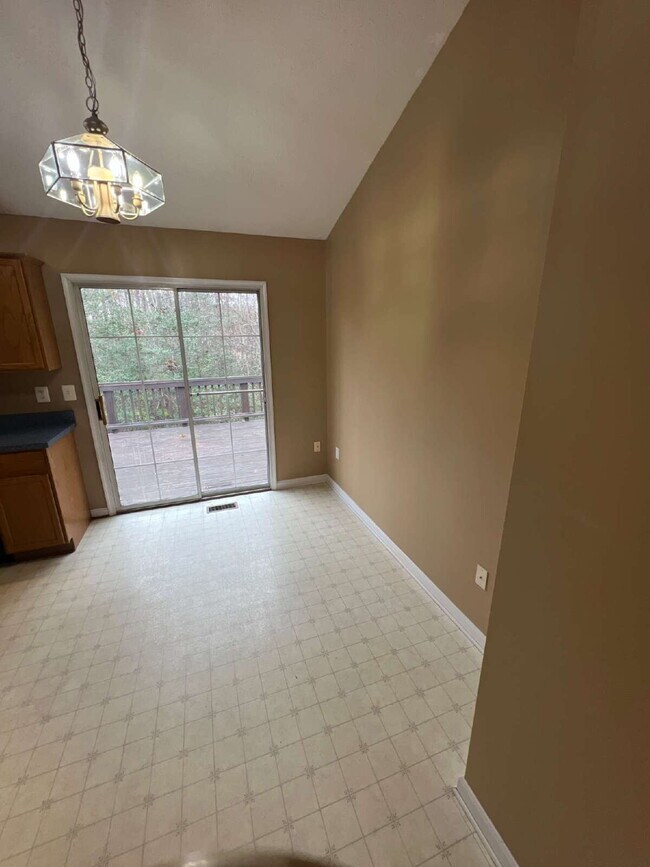 Building Photo - Split foyer home in Lancaster Gate with 3 bedrooms and 1 bathroom. 2 Bedrooms and Bathroom Upstai...