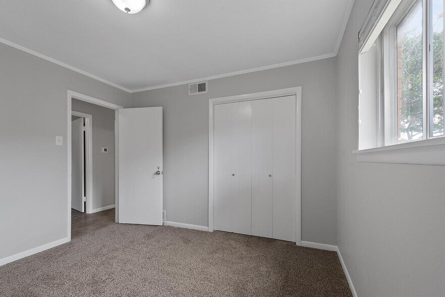 Building Photo - Bright & spacious 6-bedroom retreat in Ben...