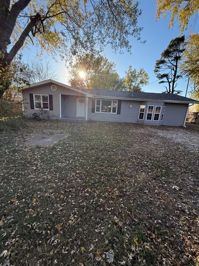 Building Photo - 4 bedroom/2 bath house