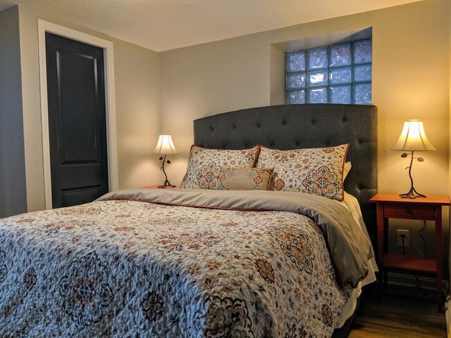 Building Photo - Crescent Hill  Charming Three Bedroom Bung...