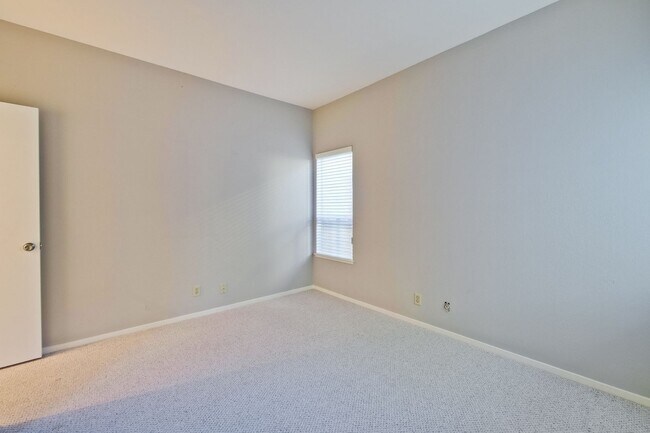 Building Photo - 1108 Shoreline Dr