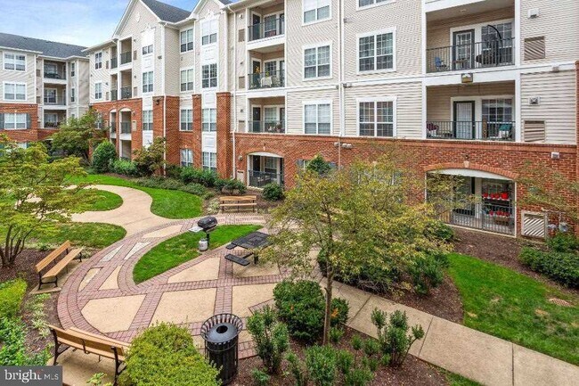 Building Photo - 4860 Eisenhower Ave