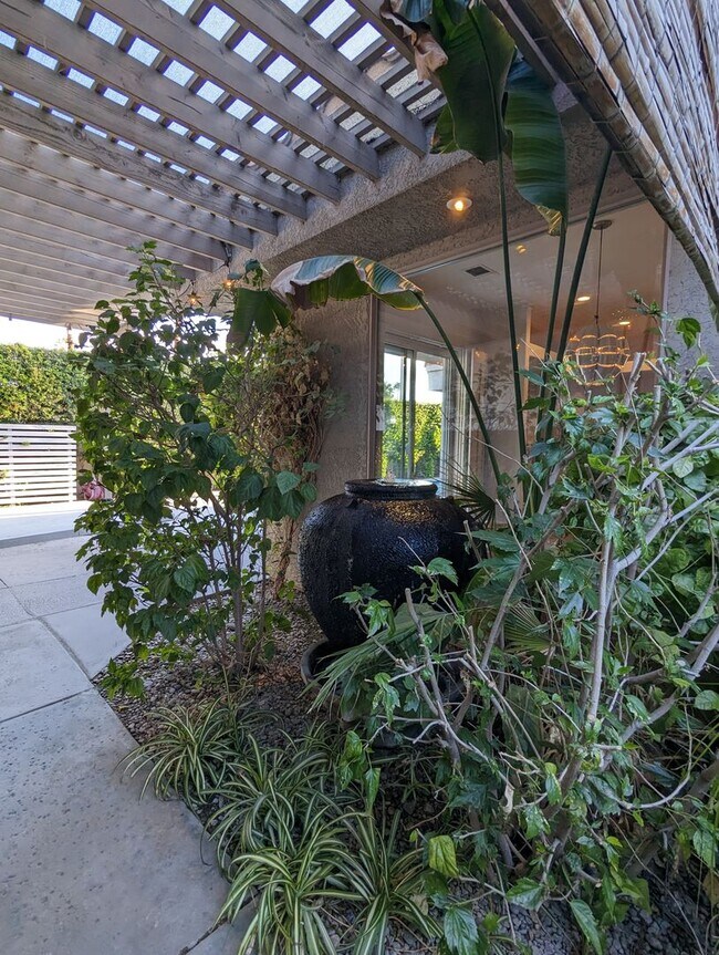 Building Photo - 1 Mission Palms Dr W