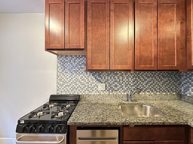 Building Photo - 430 W Roscoe St