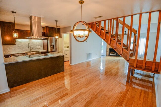 Building Photo - 108 E 3rd Ave