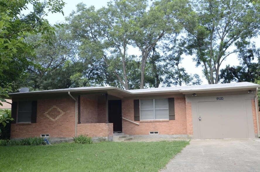 Primary Photo - 11015 Visalia Dr