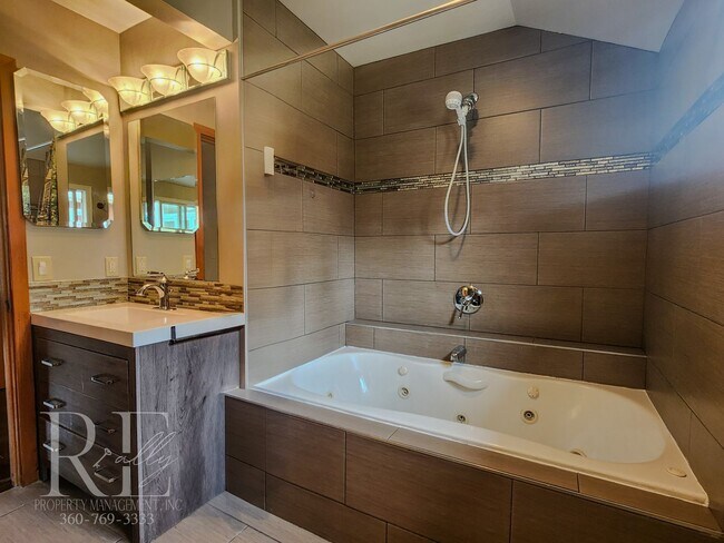 Building Photo - Stunning Water-View Haven