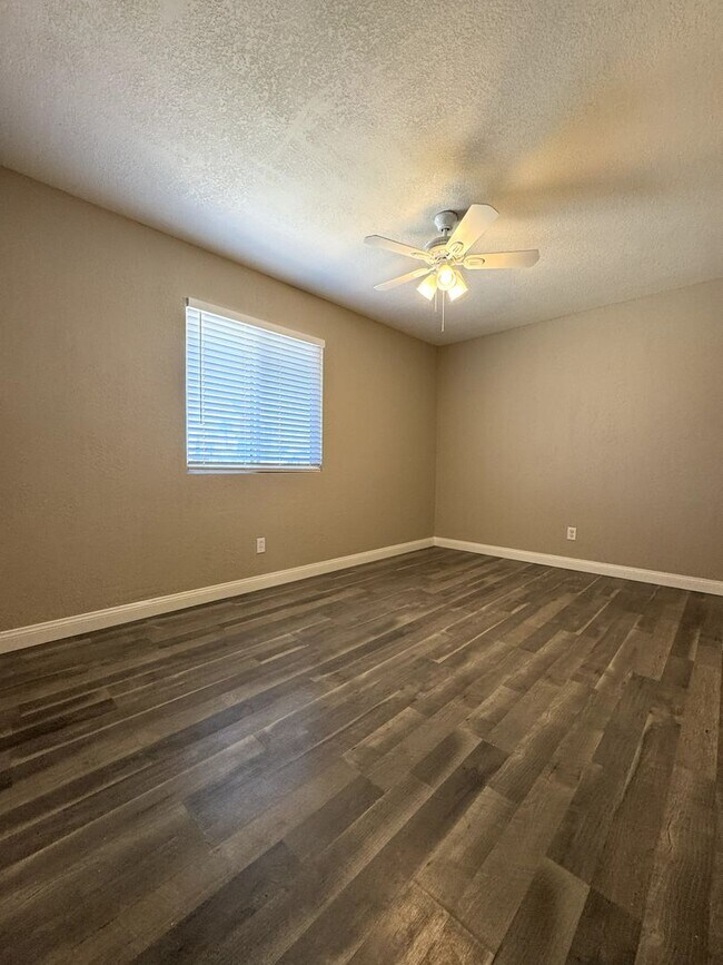 Building Photo - CORNER LOT 3 BEDROOM PLUS DEN WITH FIREPLACE AND LARGE YARD