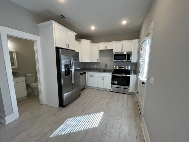 Building Photo - 213 W 39th St