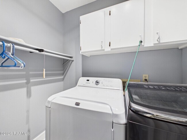 Building Photo - 115 La Rue Vil