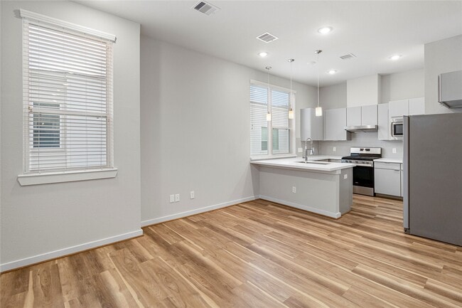 Building Photo - 604 Thornton Oaks Ln