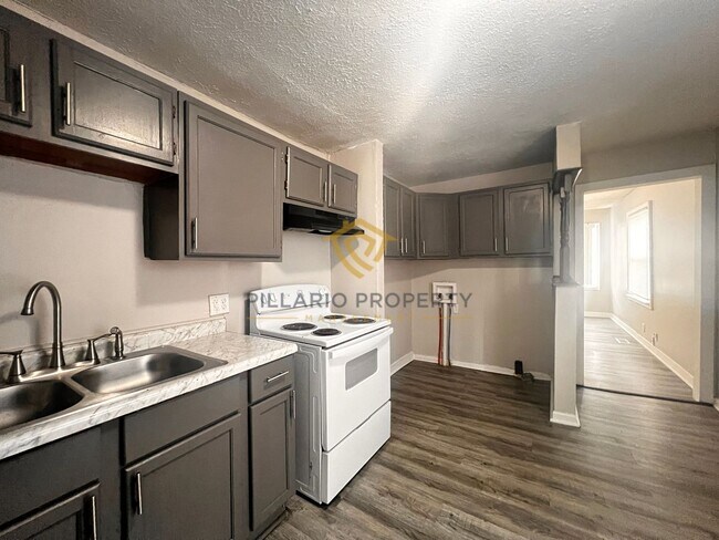Building Photo - Freshly Renovated, 2 Bedroom, 1 Bathroom Home Available NOW!