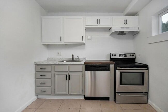Building Photo - 21 Larue St