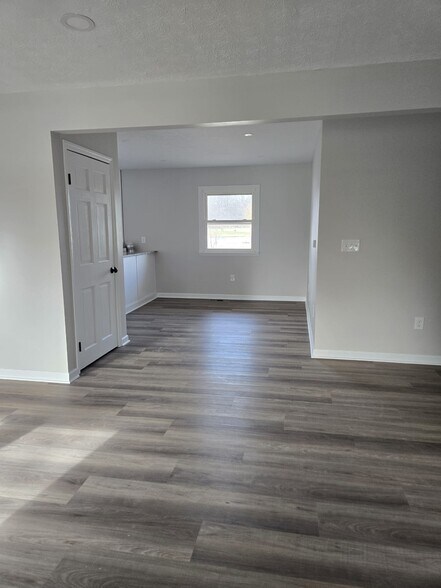 Building Photo - 10000 OH-736