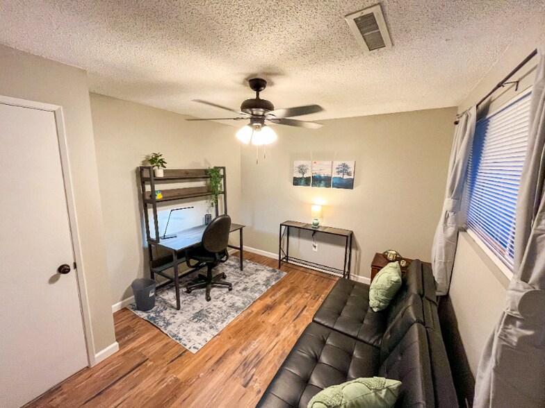 Building Photo - 2221 Madison St