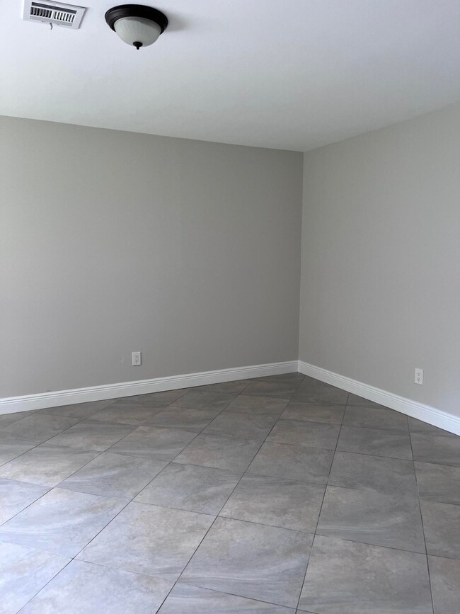 Building Photo - 8760 Lyndall Ln