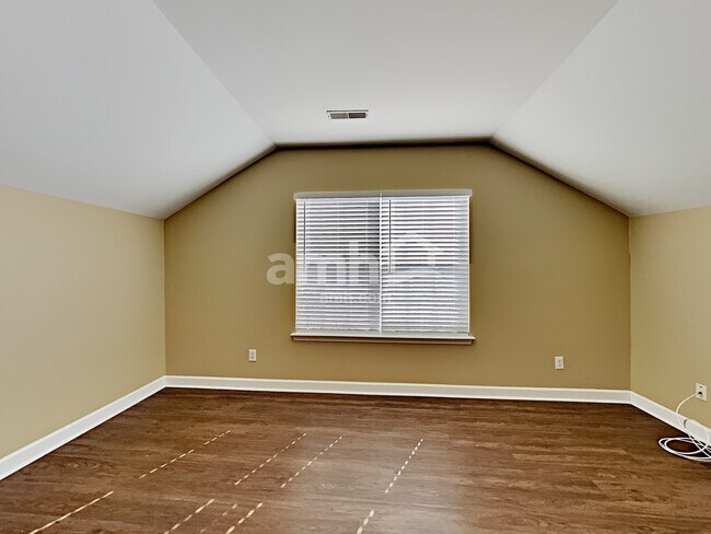 Building Photo - 220 Solitude Cir