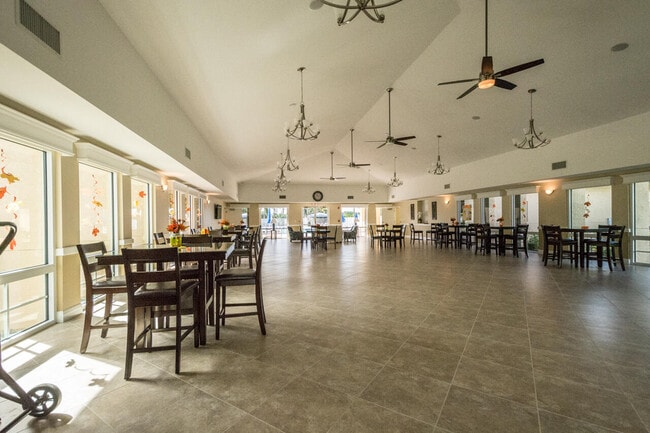 Building Photo - 562 SW New Castle Cove