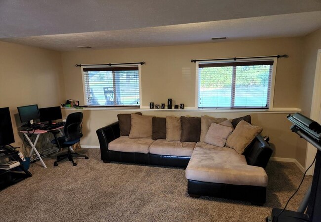 Building Photo - 5900 Clear Pointe Dr SE