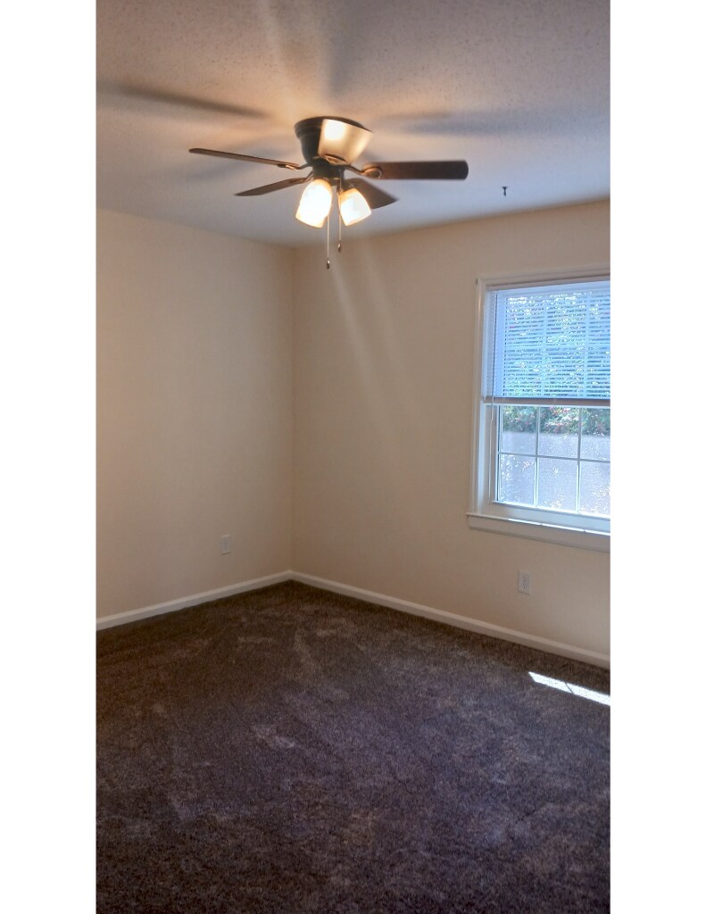 Building Photo - 115 Eastcliff Dr SE