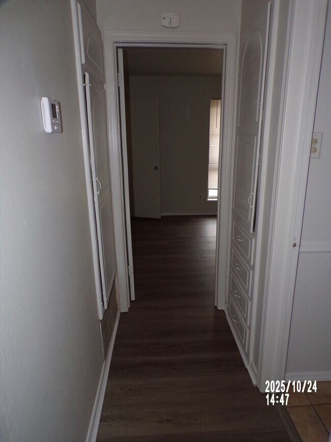 Building Photo - Very Nice home located in the Sullivan Vil...