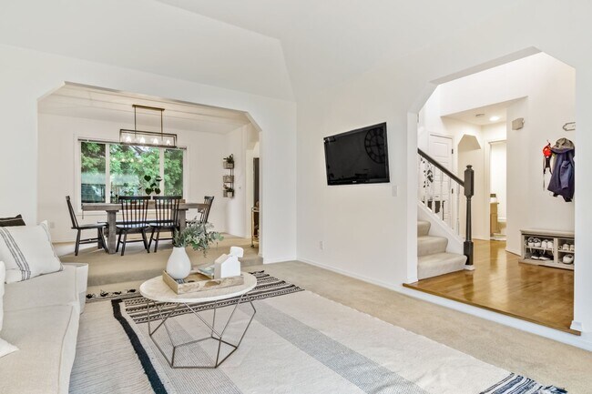 Building Photo - Lovely 3 Bedroom + Bonus Room with Spaciou...