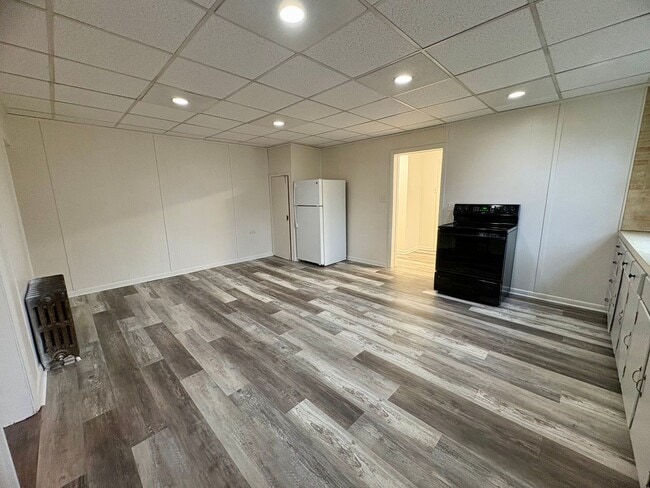Building Photo - 3 Bedroom 1 Bathroom in Lebanon!
