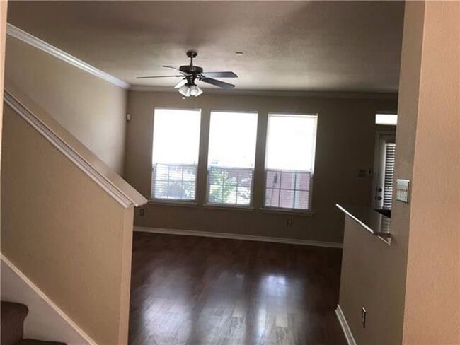 Building Photo - Great Townhome in Prime Locaton