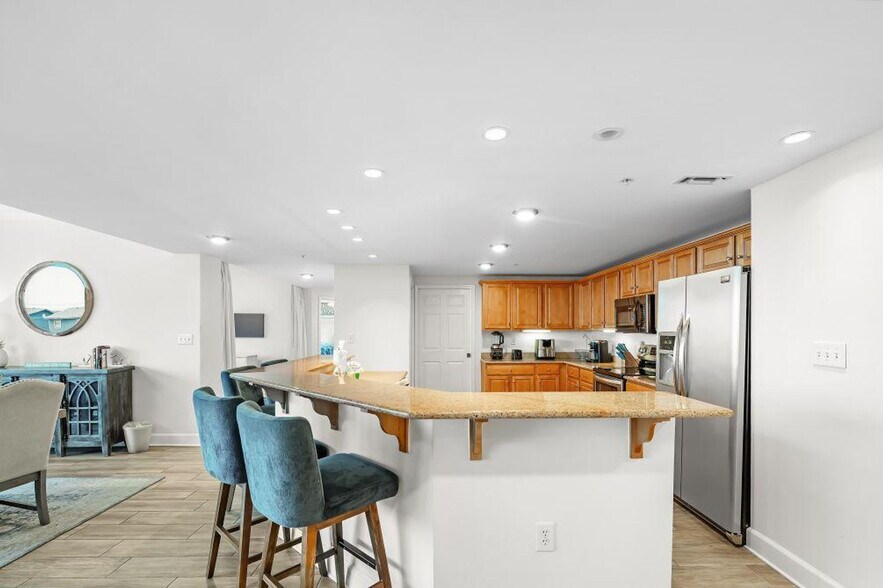 Building Photo - 1524 W Beach Blvd